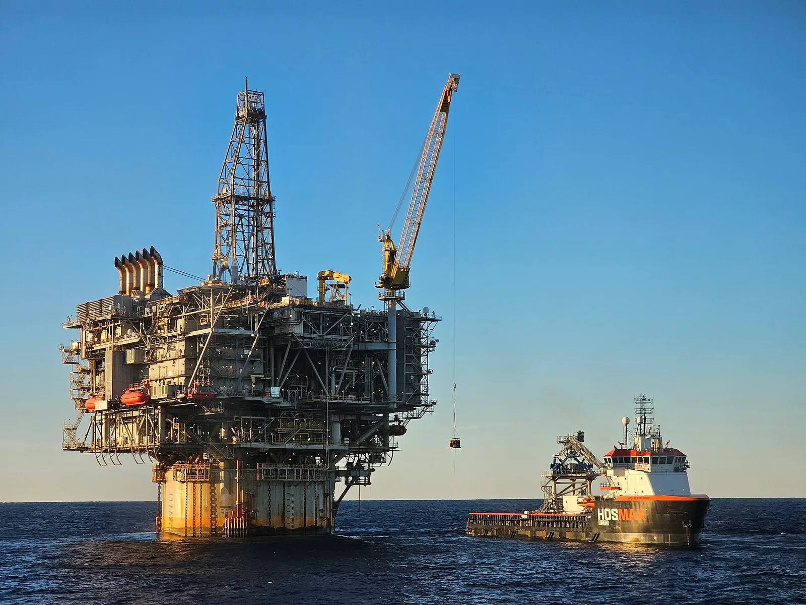 Personnel transfer beside an offshore platform